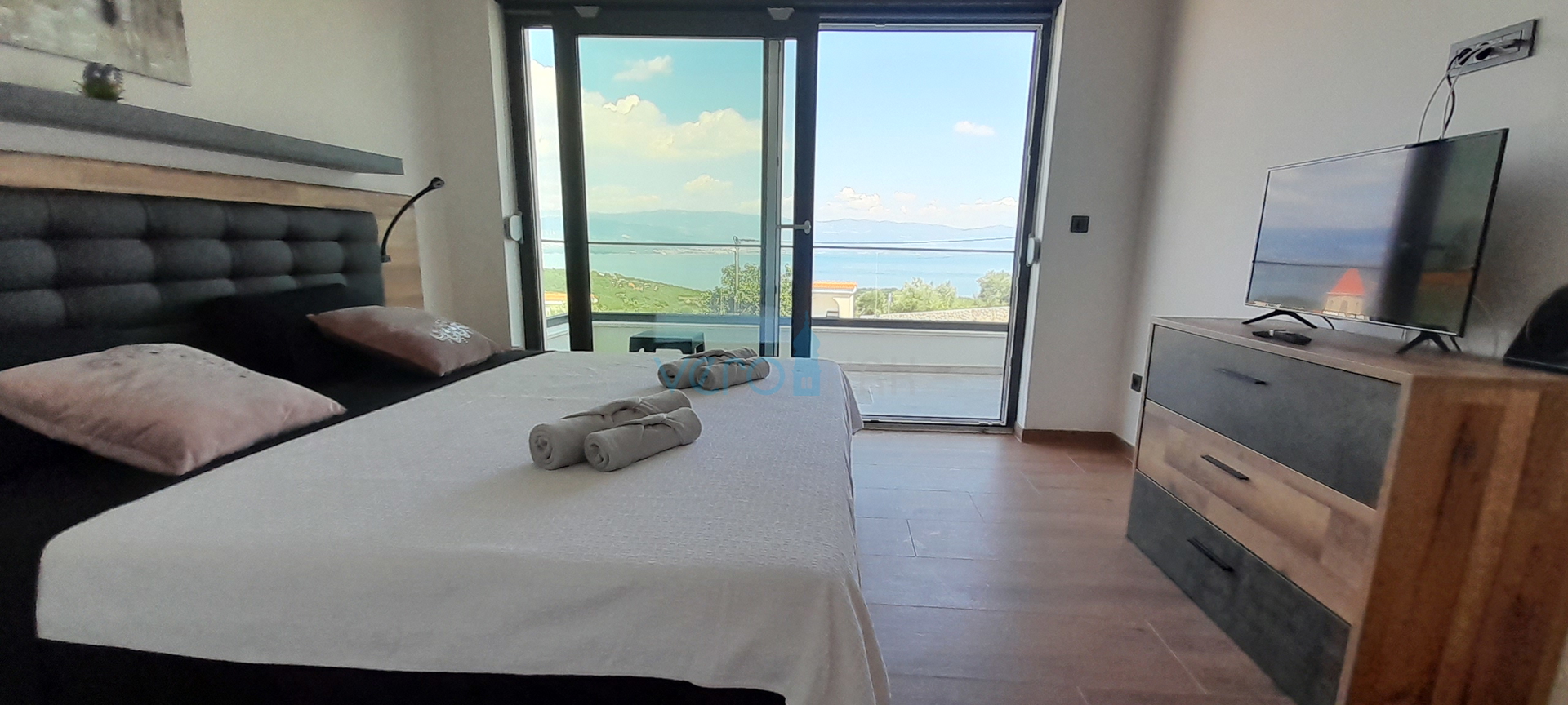 Vrbnik, okolica, dvojna kuća, novogradnja, pogled, bazen, prodaja