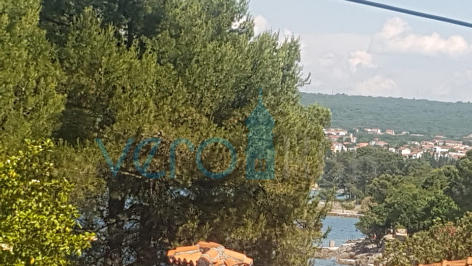 Malinska, okolica, stan 50 m2 sa pogledom,okućnicom na 80m do plaže, prodaja