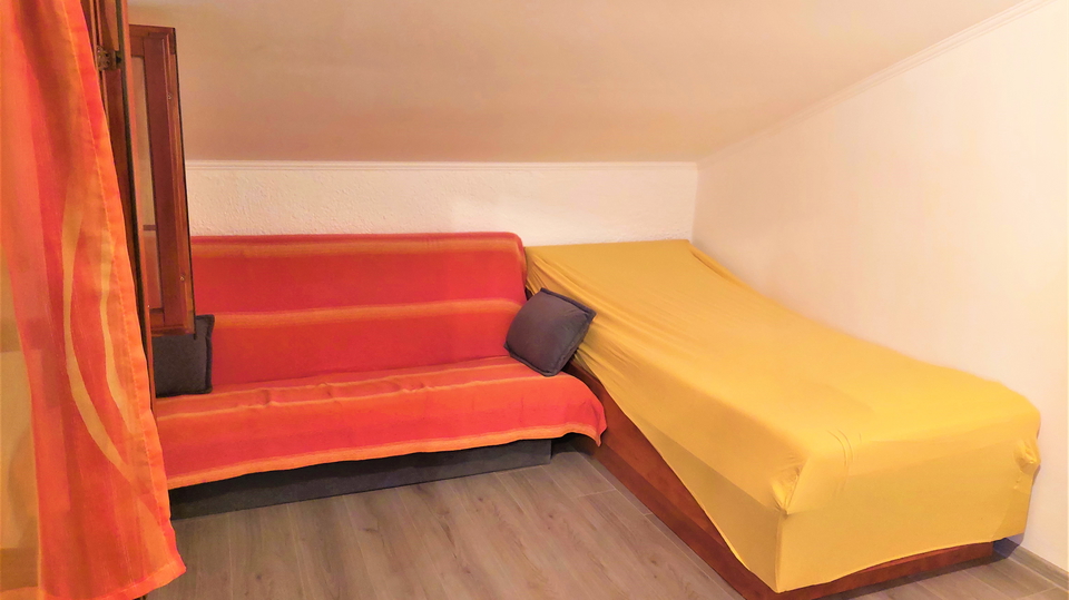 Crikvenica, Zentrum - 62 m2, 2 Schlafzimmer, zweite Reihe vom Meer, zu verkaufen