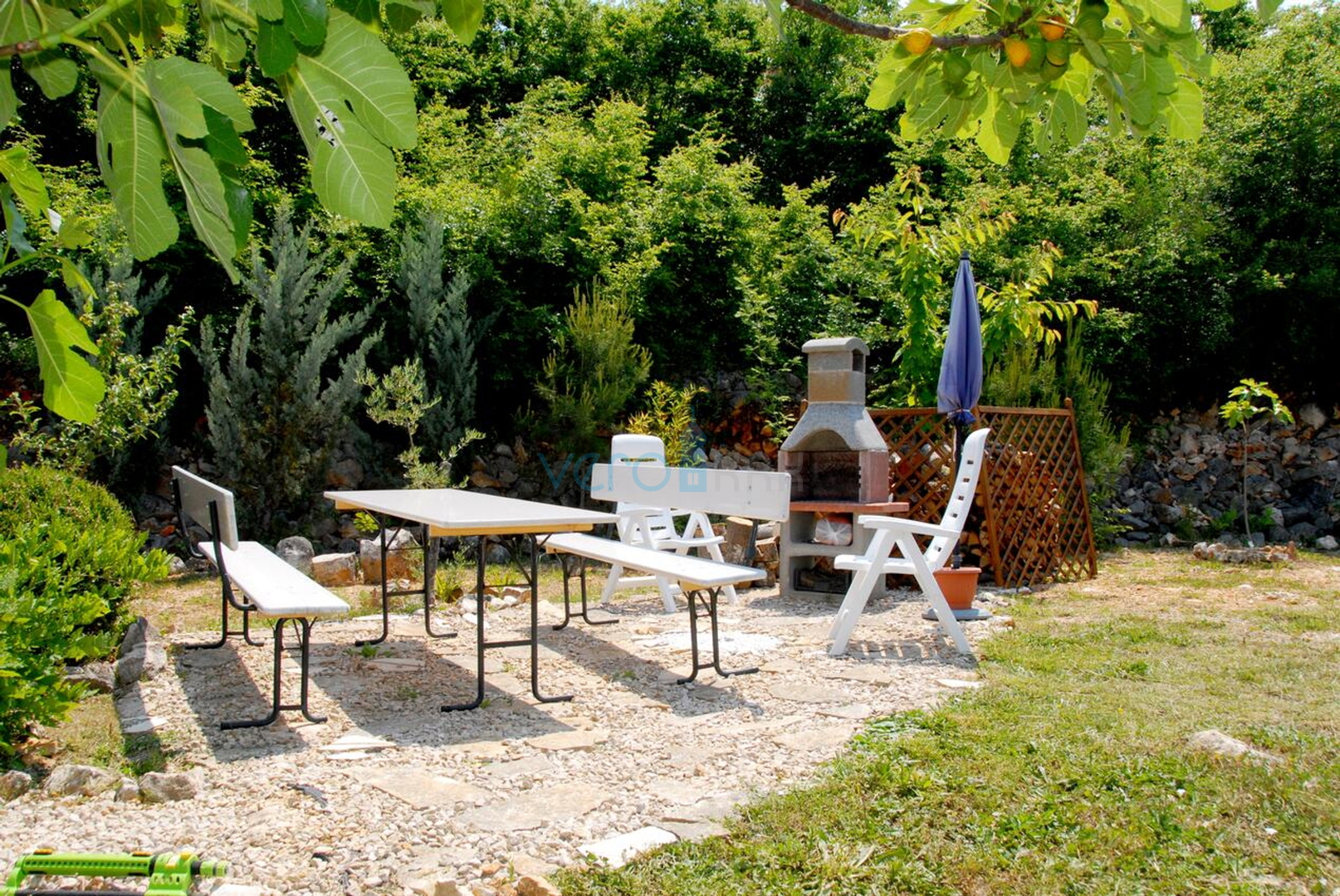 Otok Krk, Uvala Soline, samostojeća kuća sa 6 apartmana i pogledom na more, prodaja