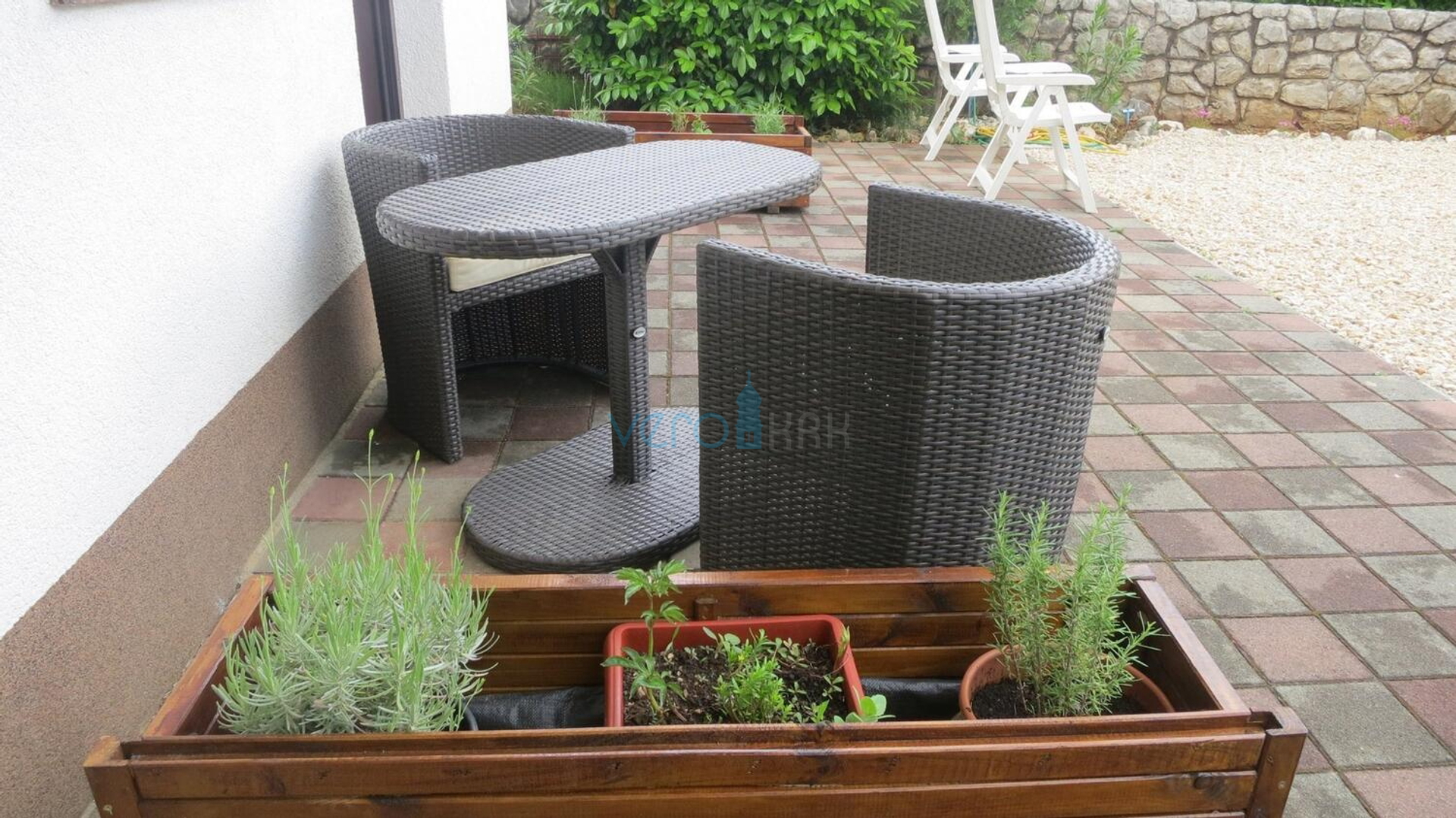 Otok Krk, Uvala Soline, samostojeća kuća sa 6 apartmana i pogledom na more, prodaja