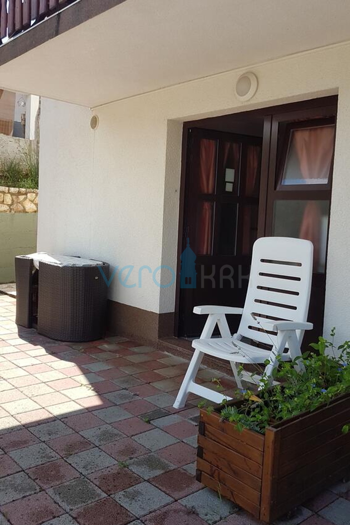 Otok Krk, Uvala Soline, samostojeća kuća sa 6 apartmana i pogledom na more, prodaja