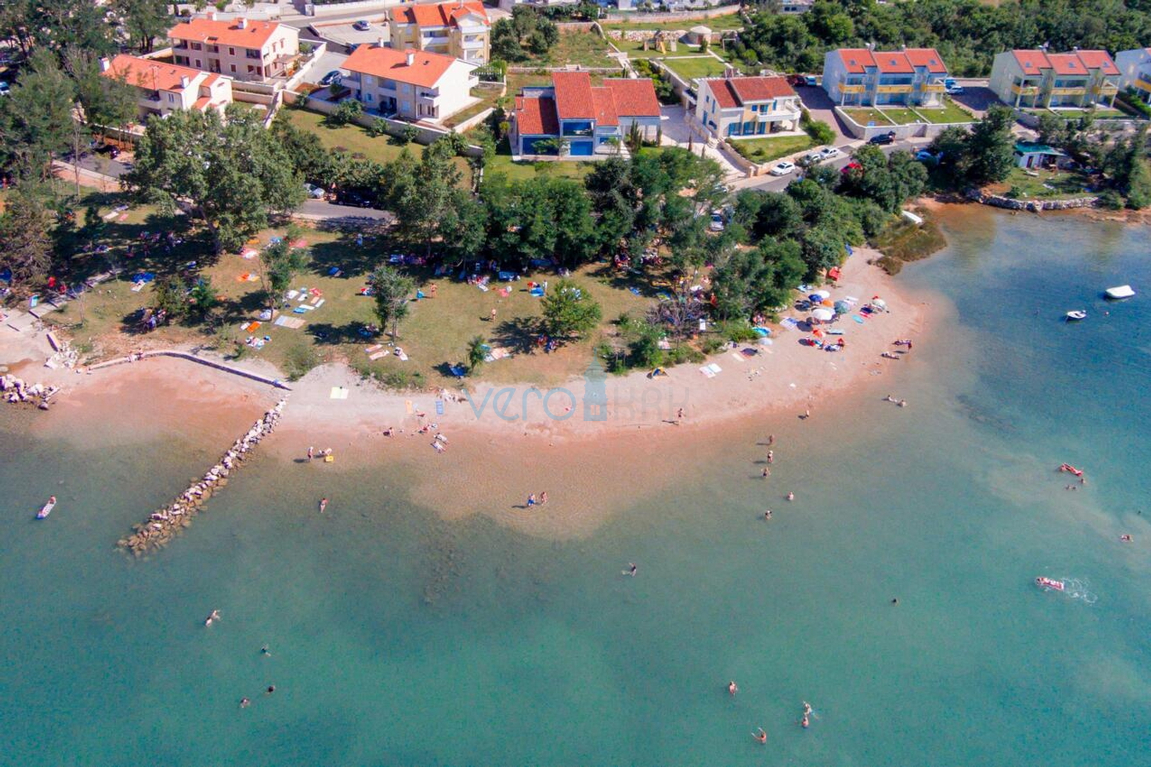 Otok Krk, Uvala Soline, samostojeća kuća sa 6 apartmana i pogledom na more, prodaja