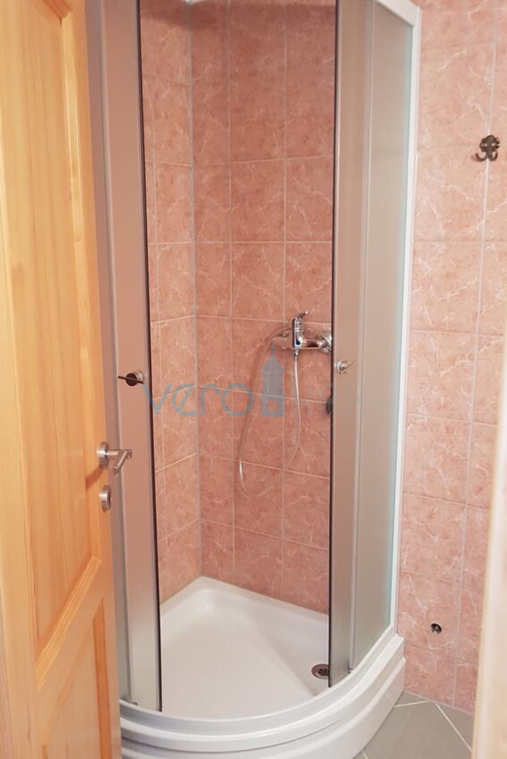 Otok Krk, Uvala Soline, samostojeća kuća sa 6 apartmana i pogledom na more, prodaja