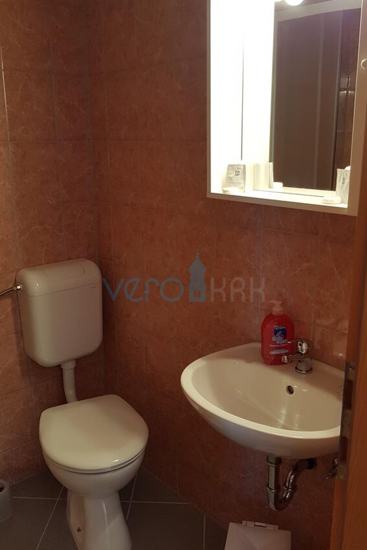 Otok Krk, Uvala Soline, samostojeća kuća sa 6 apartmana i pogledom na more, prodaja