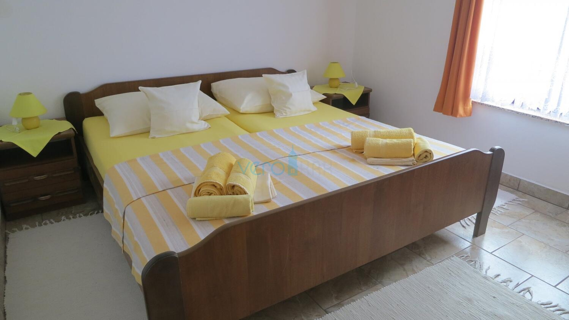 Otok Krk, Uvala Soline, samostojeća kuća sa 6 apartmana i pogledom na more, prodaja