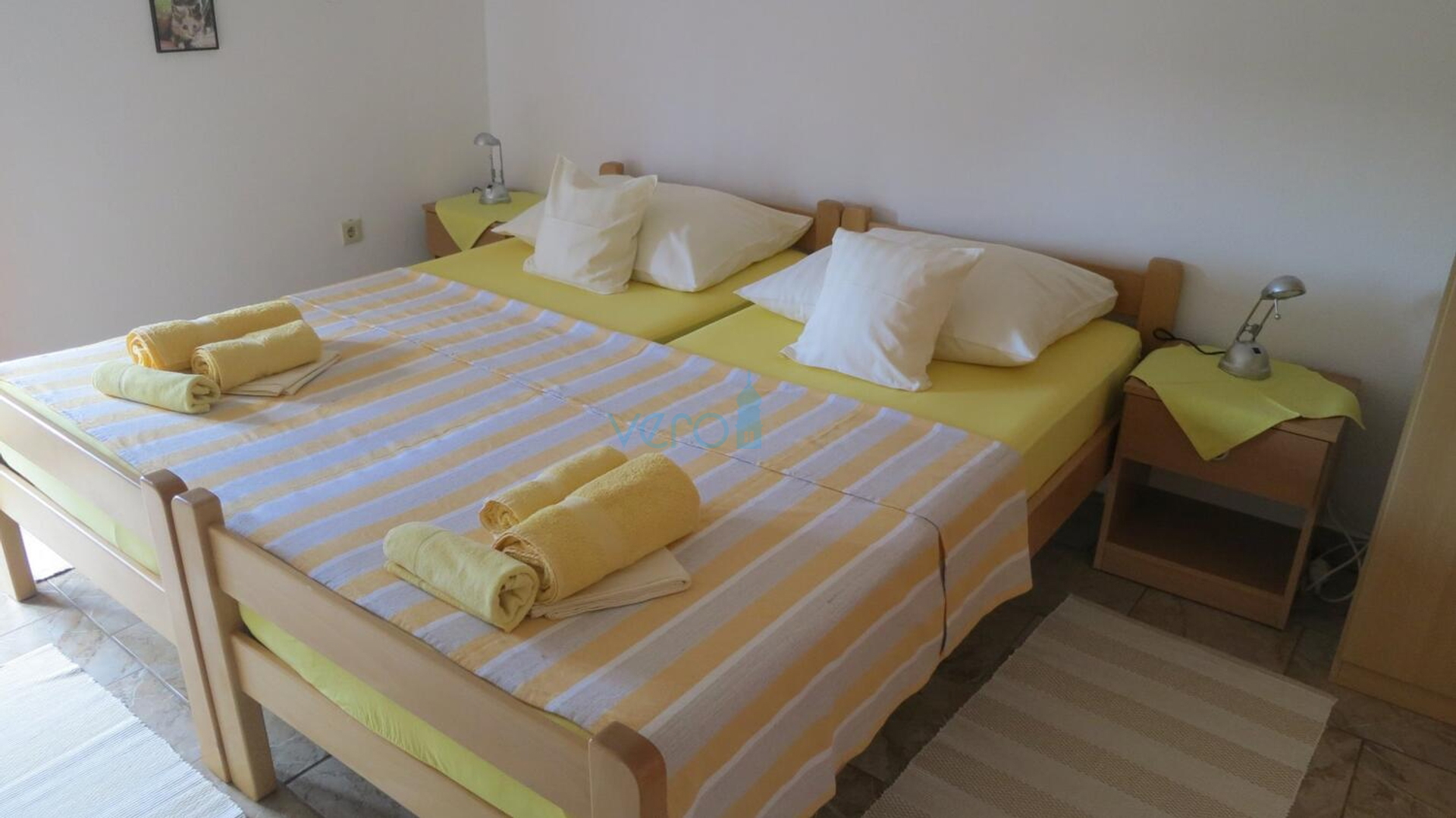 Otok Krk, Uvala Soline, samostojeća kuća sa 6 apartmana i pogledom na more, prodaja