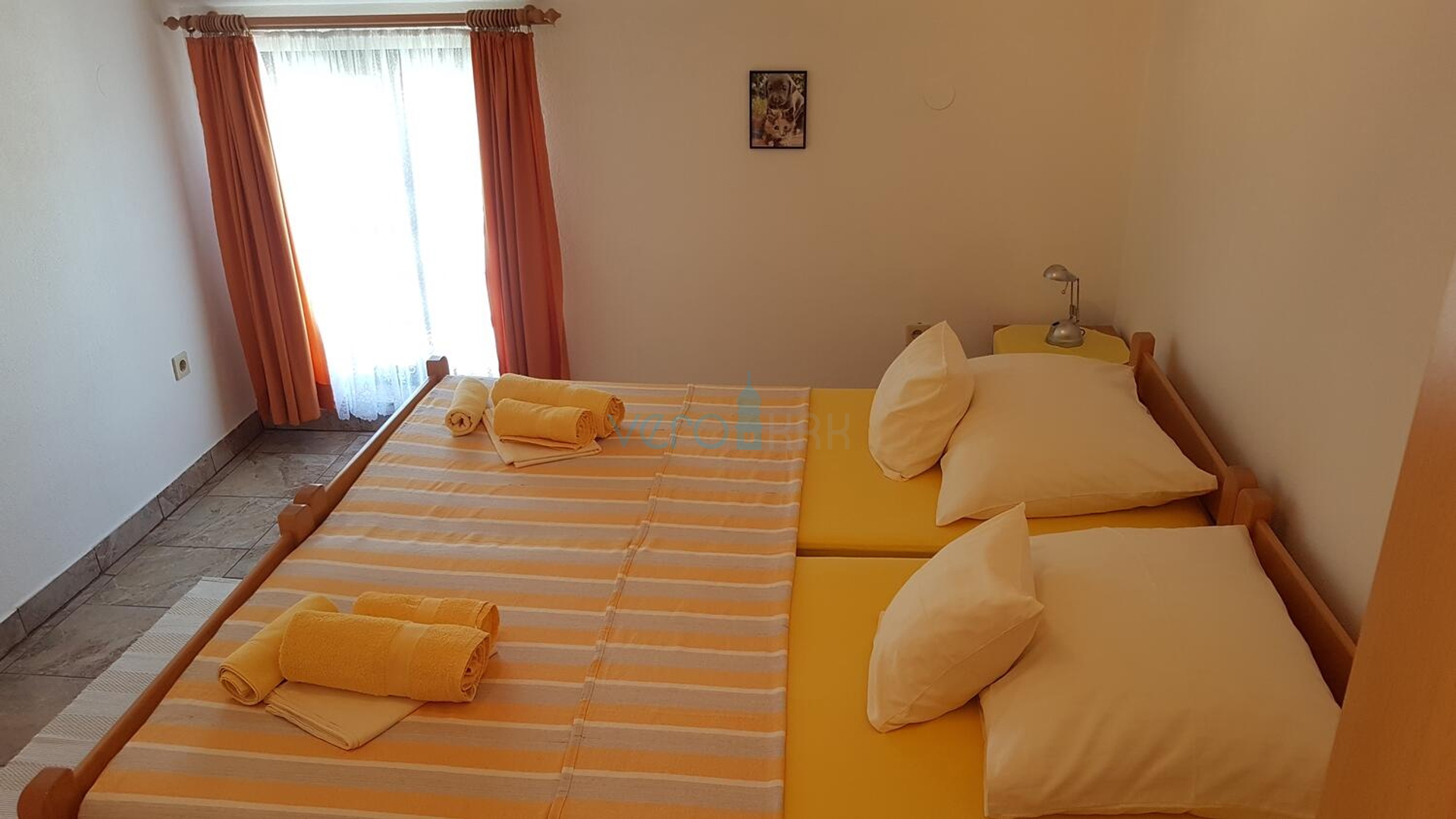 Otok Krk, Uvala Soline, samostojeća kuća sa 6 apartmana i pogledom na more, prodaja