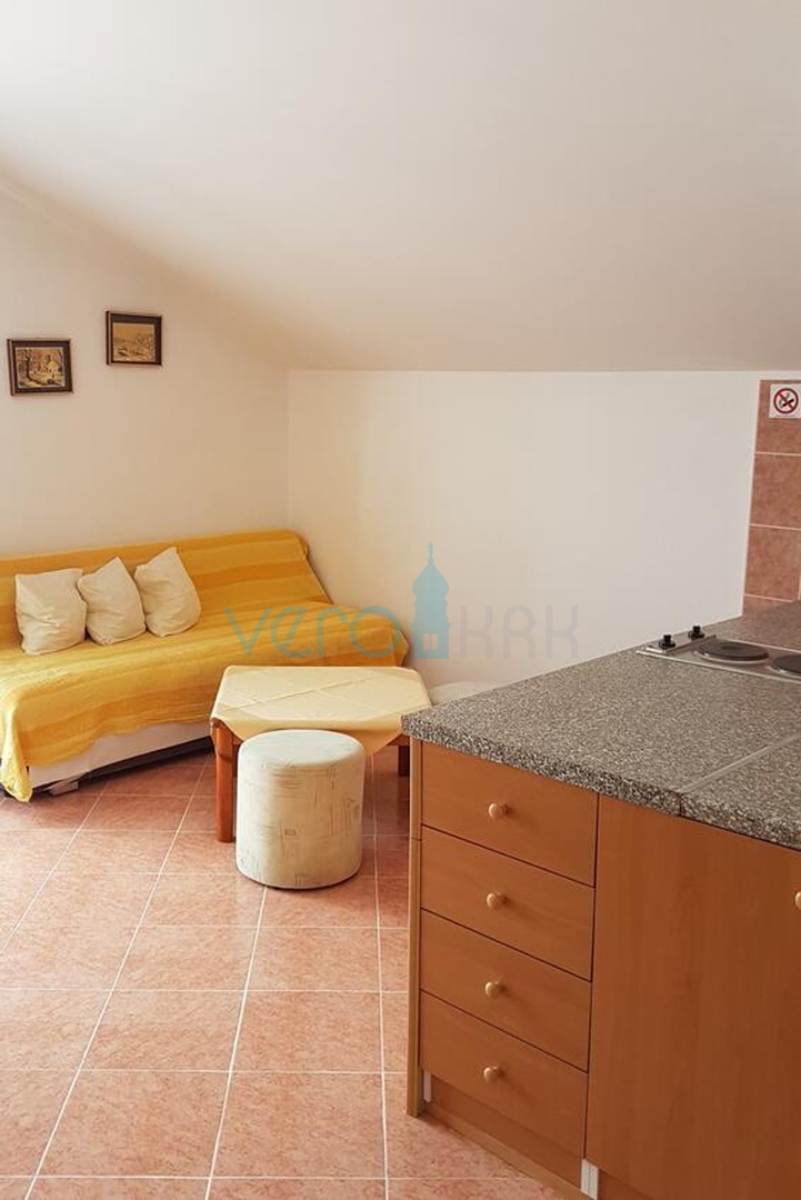 Otok Krk, Uvala Soline, samostojeća kuća sa 6 apartmana i pogledom na more, prodaja