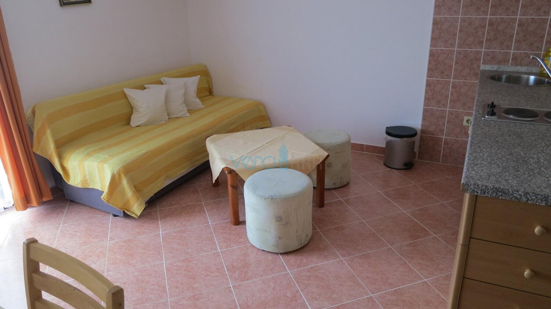 Otok Krk, Uvala Soline, samostojeća kuća sa 6 apartmana i pogledom na more, prodaja