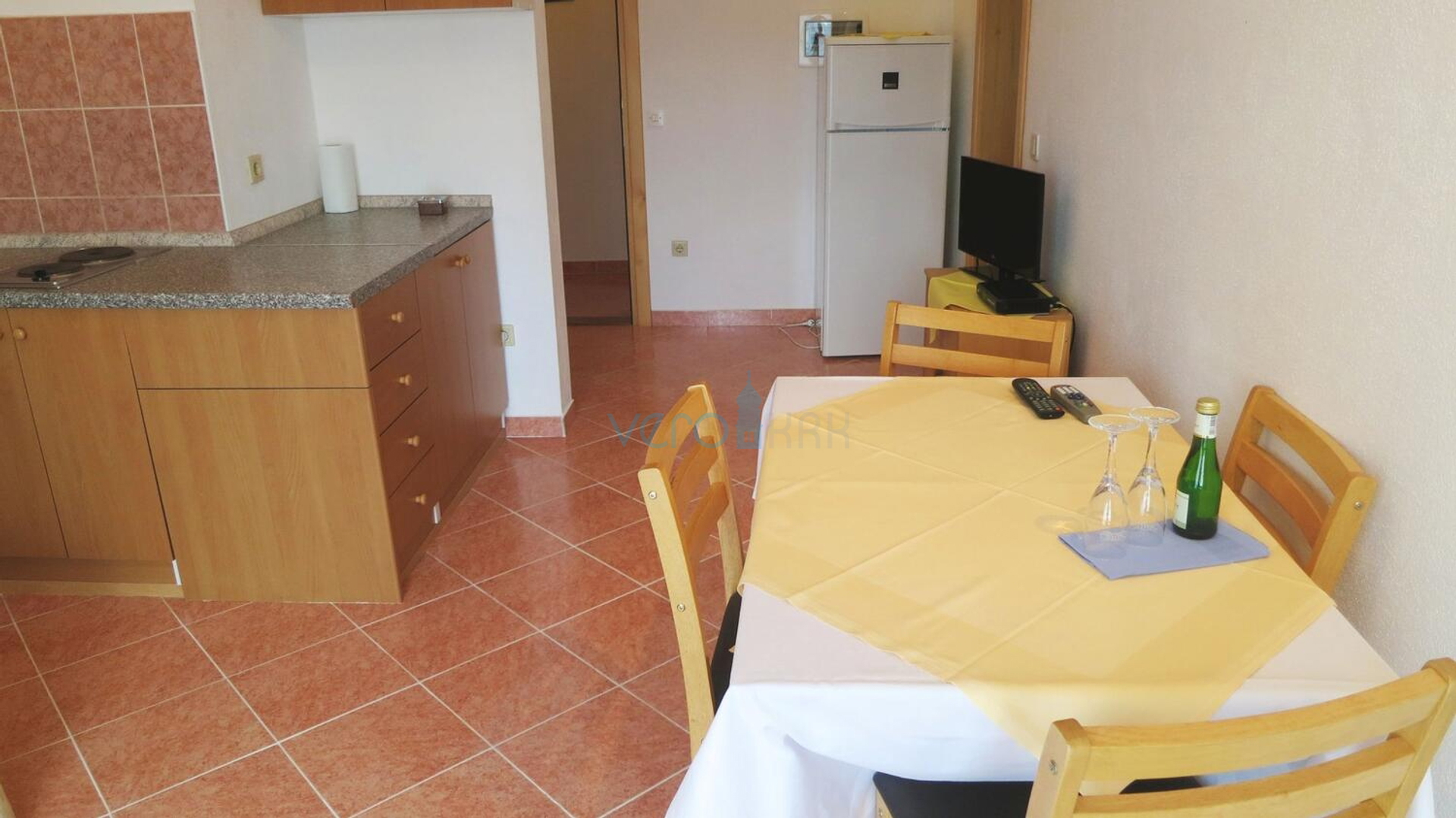 Otok Krk, Uvala Soline, samostojeća kuća sa 6 apartmana i pogledom na more, prodaja