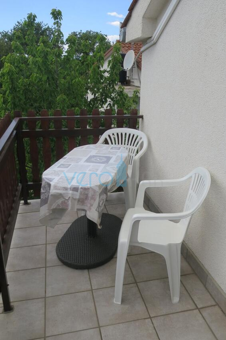 Otok Krk, Uvala Soline, samostojeća kuća sa 6 apartmana i pogledom na more, prodaja