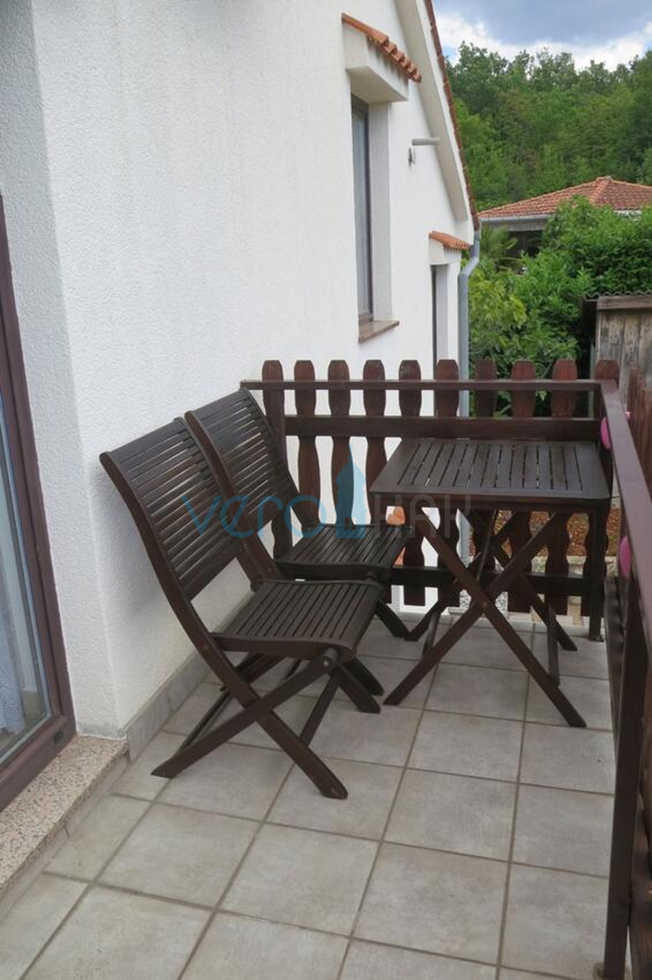 Otok Krk, Uvala Soline, samostojeća kuća sa 6 apartmana i pogledom na more, prodaja