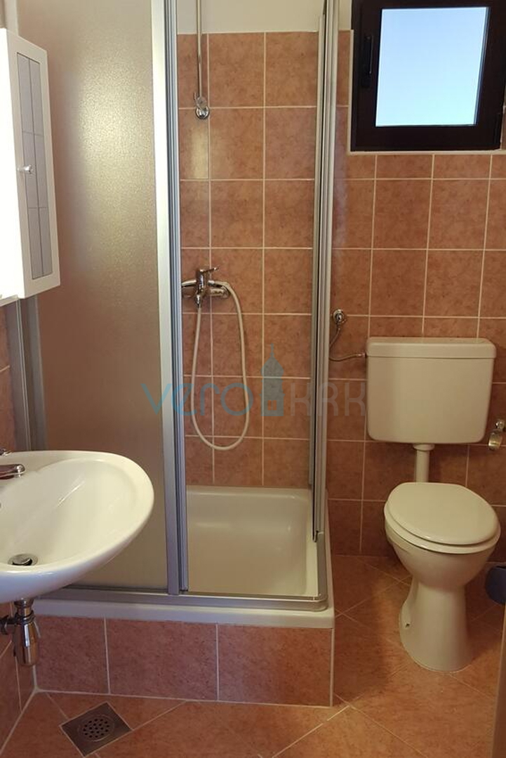 Otok Krk, Uvala Soline, samostojeća kuća sa 6 apartmana i pogledom na more, prodaja