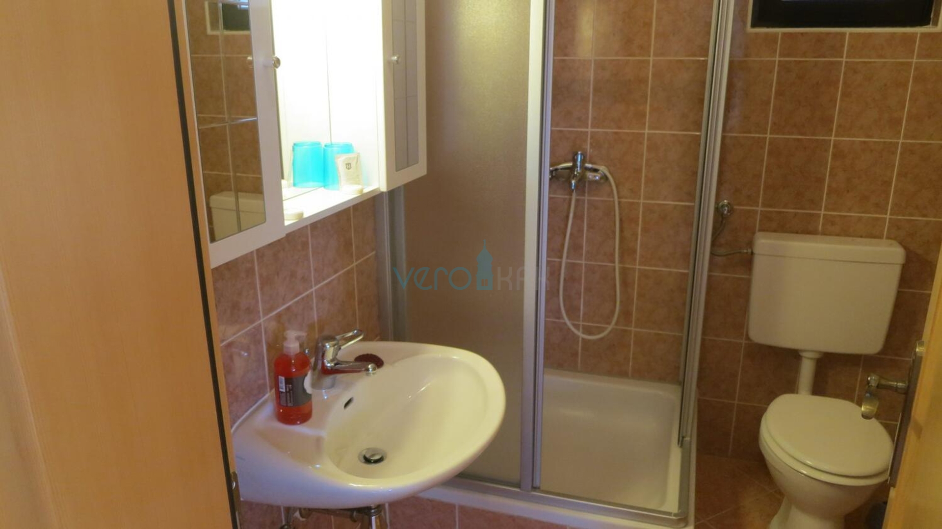 Otok Krk, Uvala Soline, samostojeća kuća sa 6 apartmana i pogledom na more, prodaja