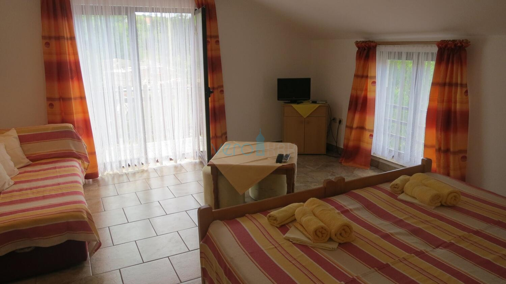 Otok Krk, Uvala Soline, samostojeća kuća sa 6 apartmana i pogledom na more, prodaja