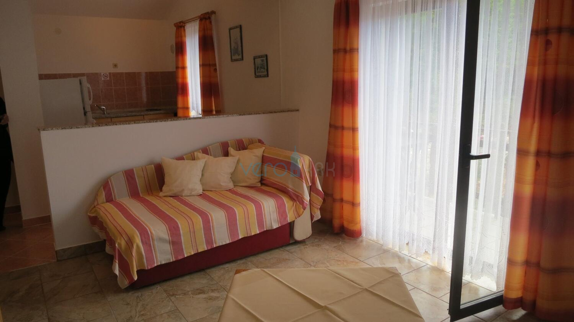 Otok Krk, Uvala Soline, samostojeća kuća sa 6 apartmana i pogledom na more, prodaja