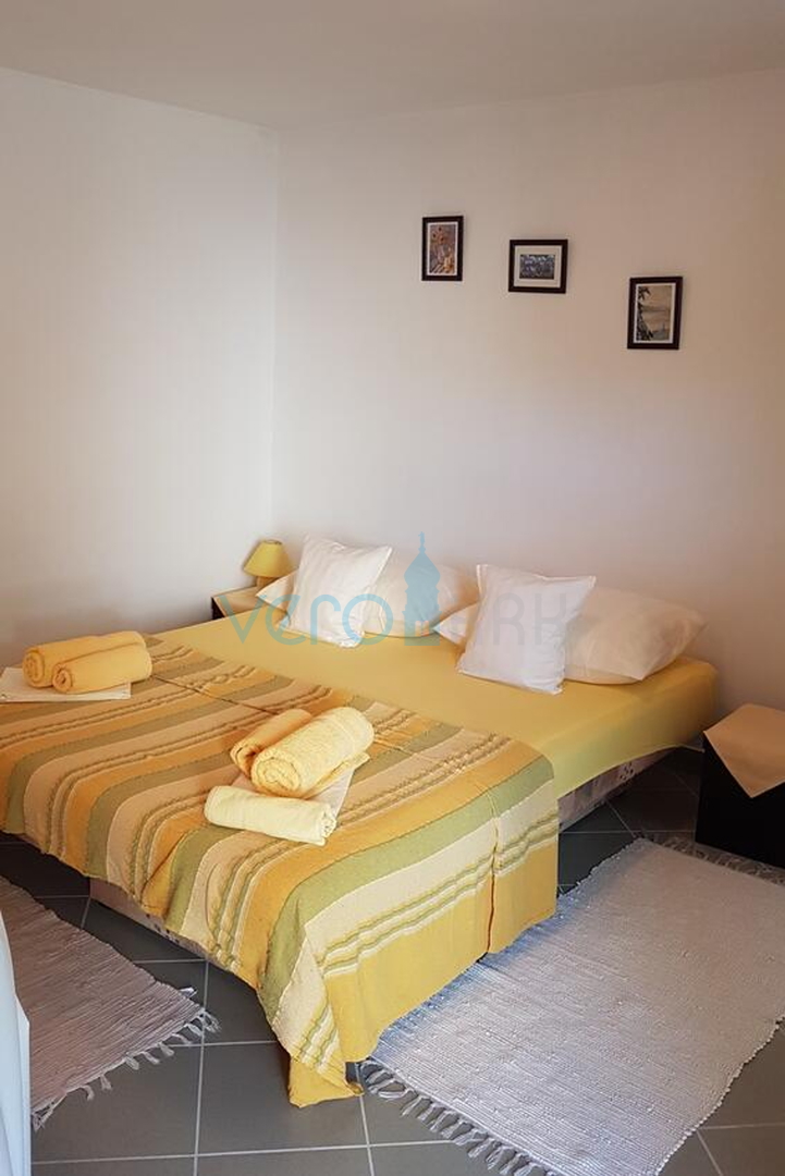 Otok Krk, Uvala Soline, samostojeća kuća sa 6 apartmana i pogledom na more, prodaja