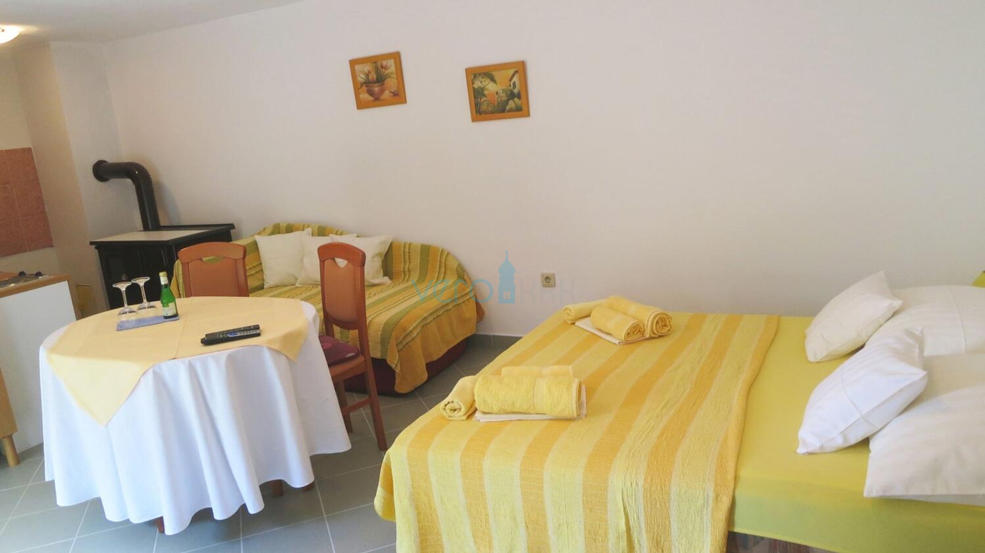 Otok Krk, Uvala Soline, samostojeća kuća sa 6 apartmana i pogledom na more, prodaja