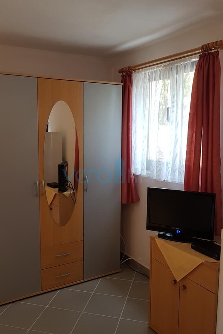 Otok Krk, Uvala Soline, samostojeća kuća sa 6 apartmana i pogledom na more, prodaja