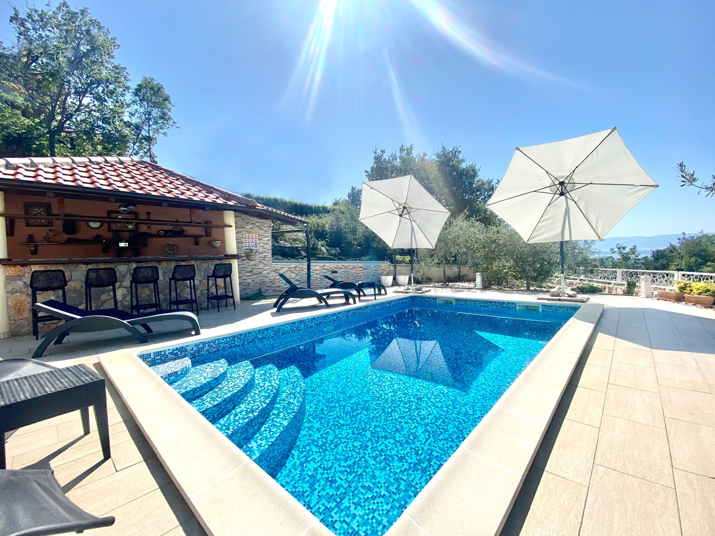 Omišalj, Samostojeća villa na intimnoj lokaciji s otvorenim pogledom na more i okoliš, prodaja