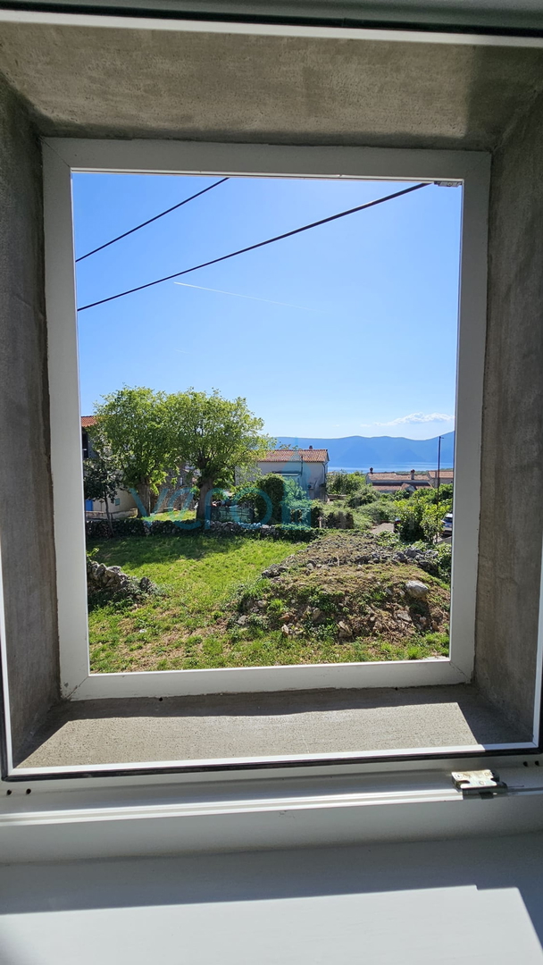 Otok Krk, grad Krk, šira okolica, renovirana kamena kuća u nizu krajnja, djelomičan pogled na more, prodaja