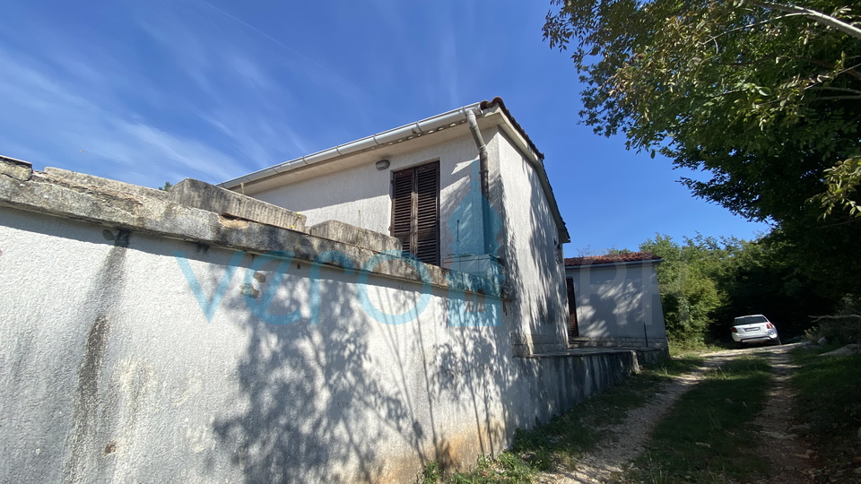 Dobrinj, Kras, Samostojeća kuća P+1 264m2 i 350m2 okućnice, prodaja