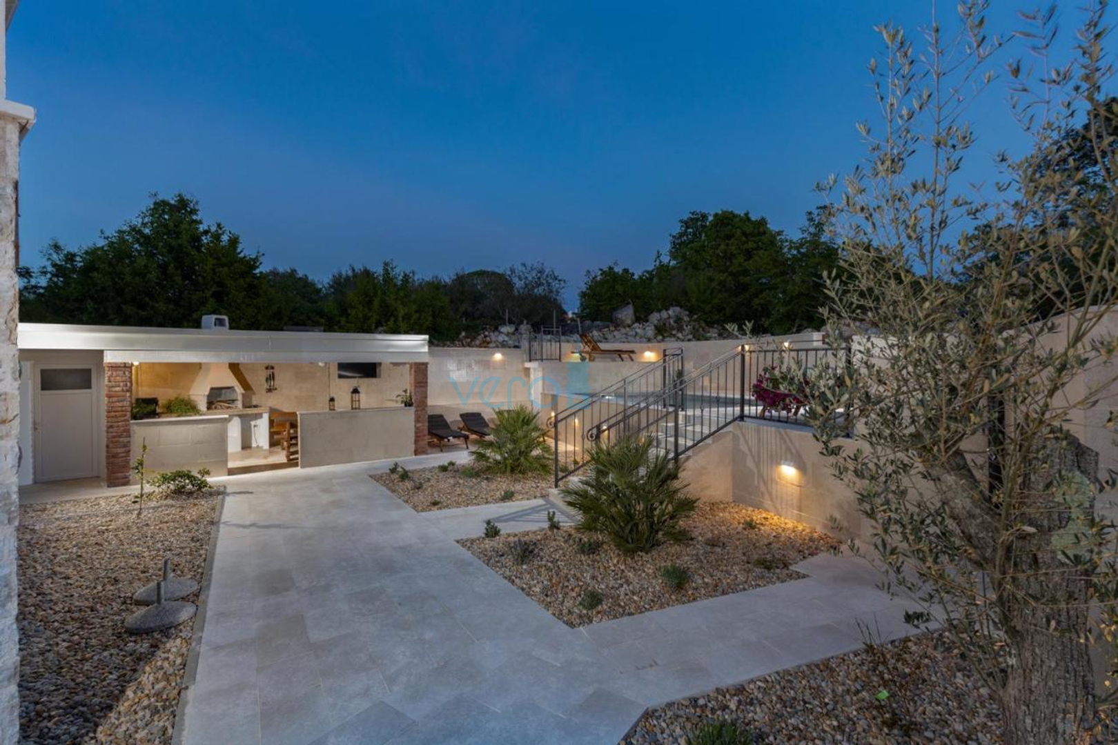 Malinska, okolica, Samostojeća kuća sa grijanim bazenom i pogledom, prodaja