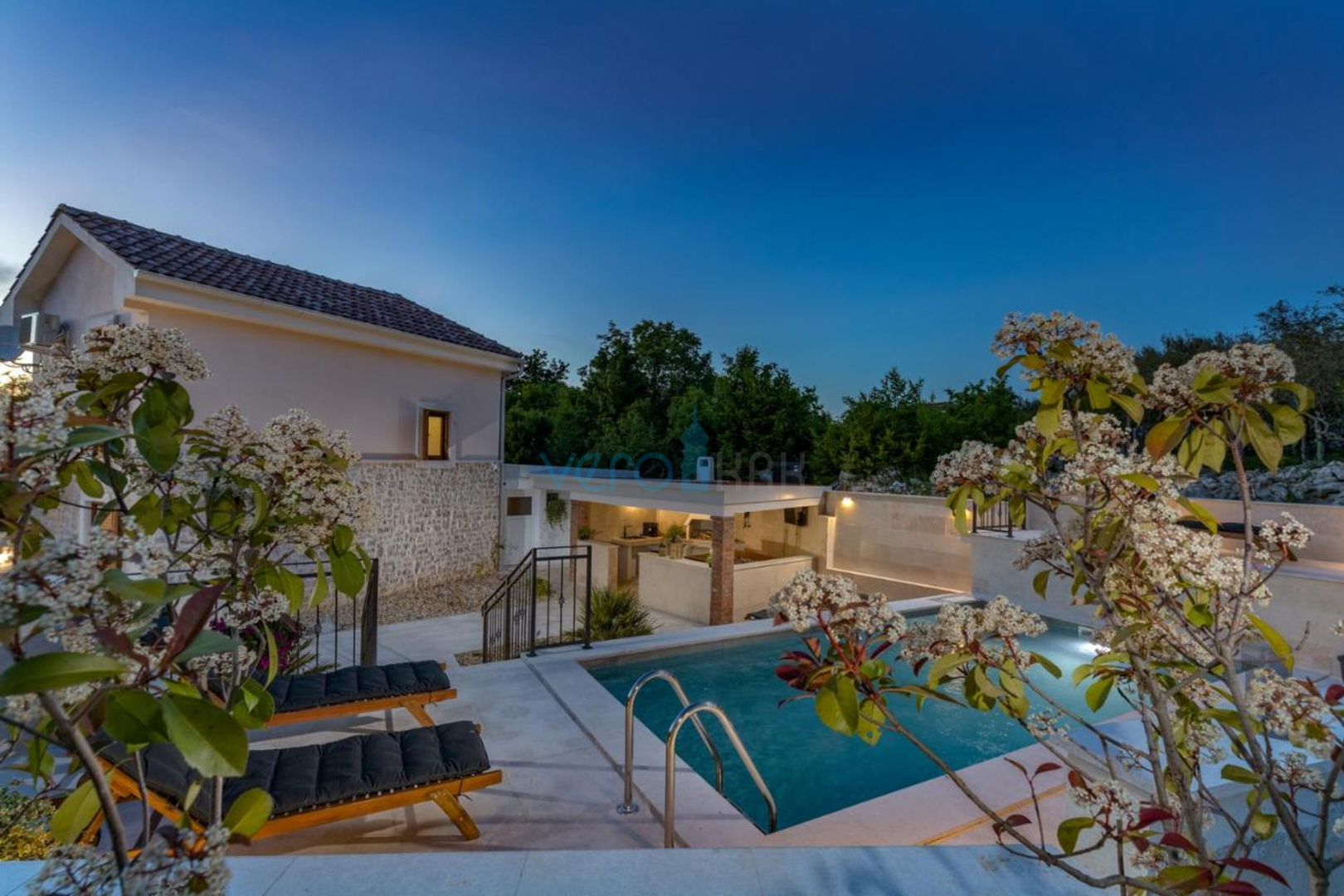 Malinska, okolica, Samostojeća kuća sa grijanim bazenom i pogledom, prodaja