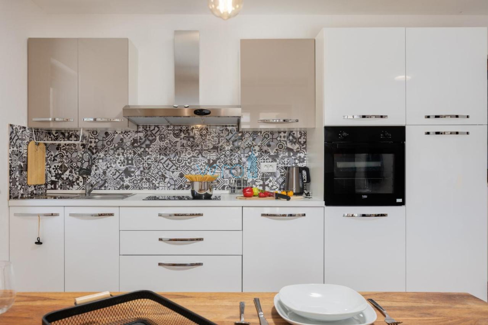 Malinska, okolica, Samostojeća kuća sa grijanim bazenom i pogledom, prodaja