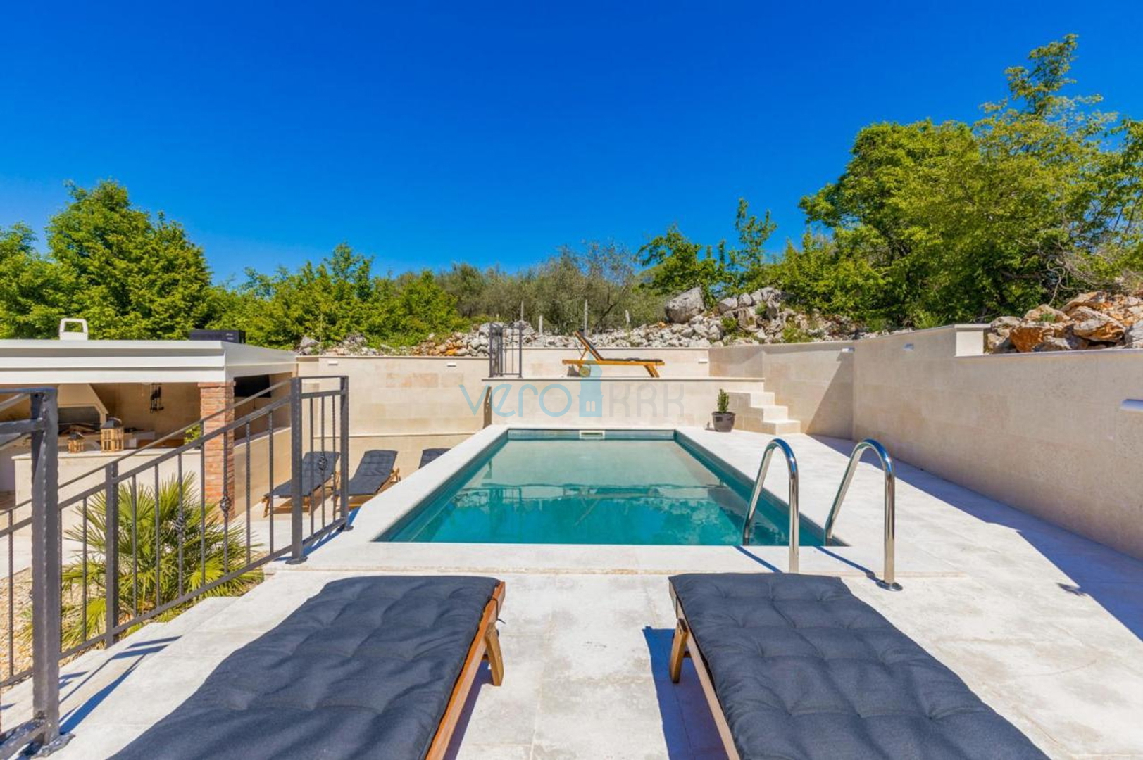 Malinska, okolica, Samostojeća kuća sa grijanim bazenom i pogledom, prodaja