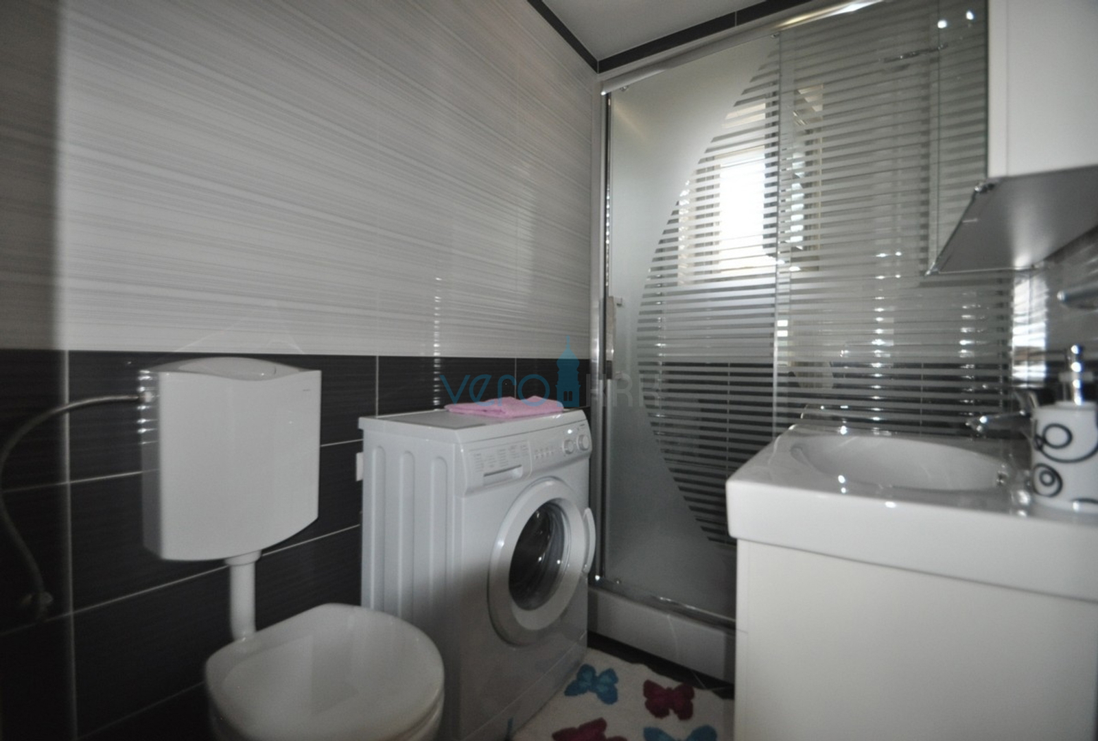 Otok Krk, Vrbnik, Veliki stan 93m2 na 1. katu s prekrasnim pogledom, prodaja