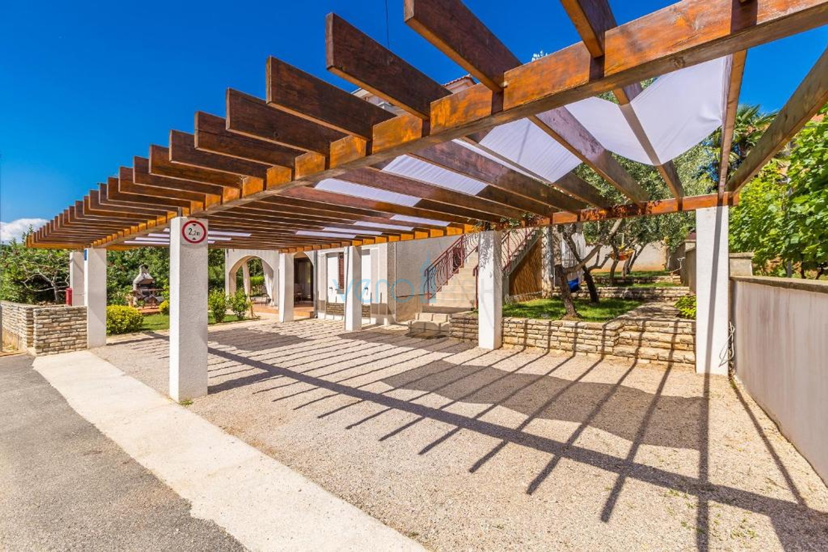 Krk, okolica grada Krka, samostojeća kuća sa tri stana, prodaja