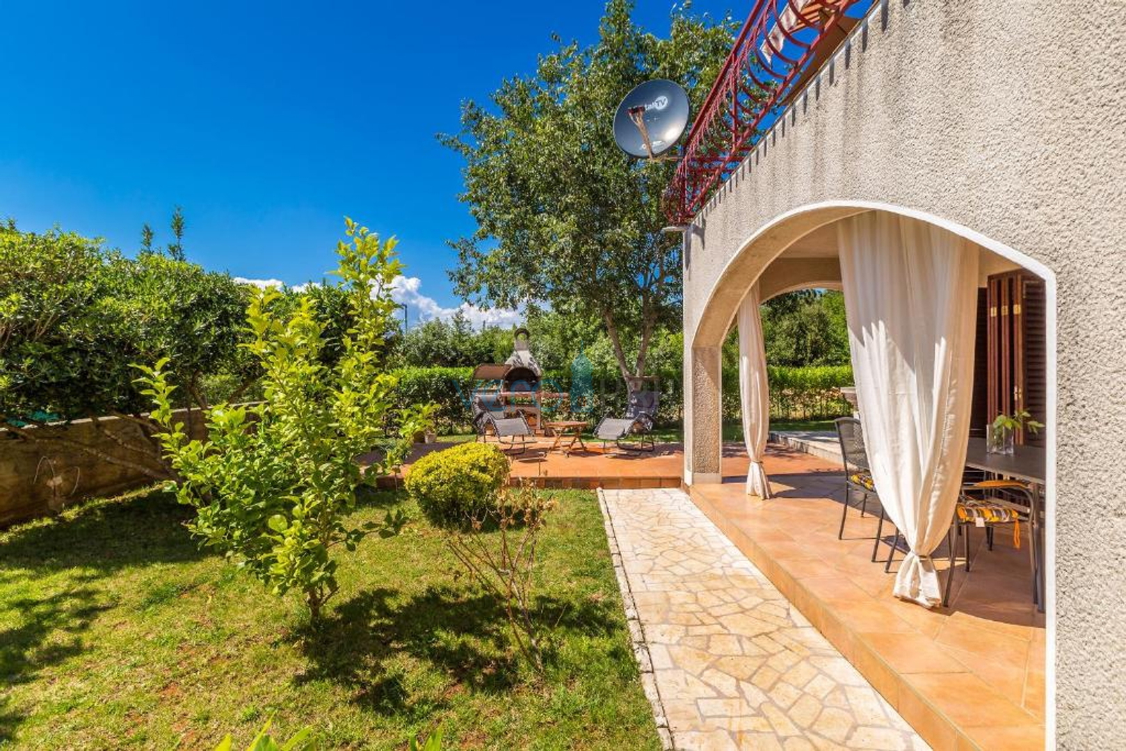 Krk, okolica grada Krka, samostojeća kuća sa tri stana, prodaja