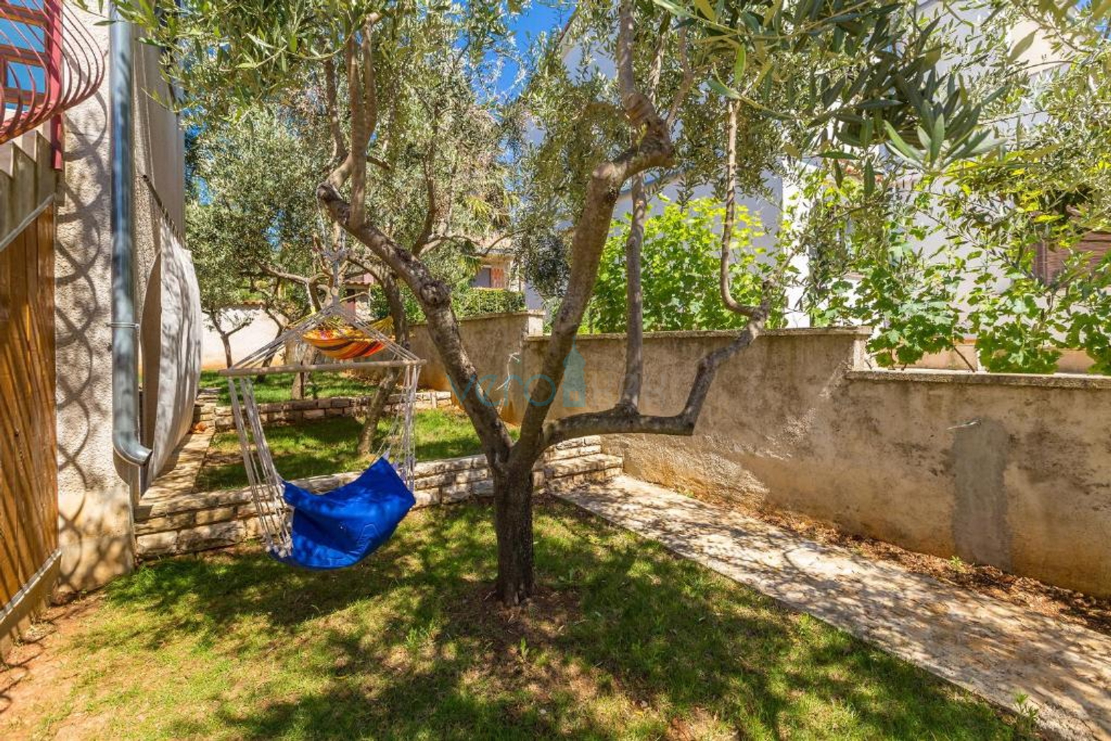 Krk, okolica grada Krka, samostojeća kuća sa tri stana, prodaja