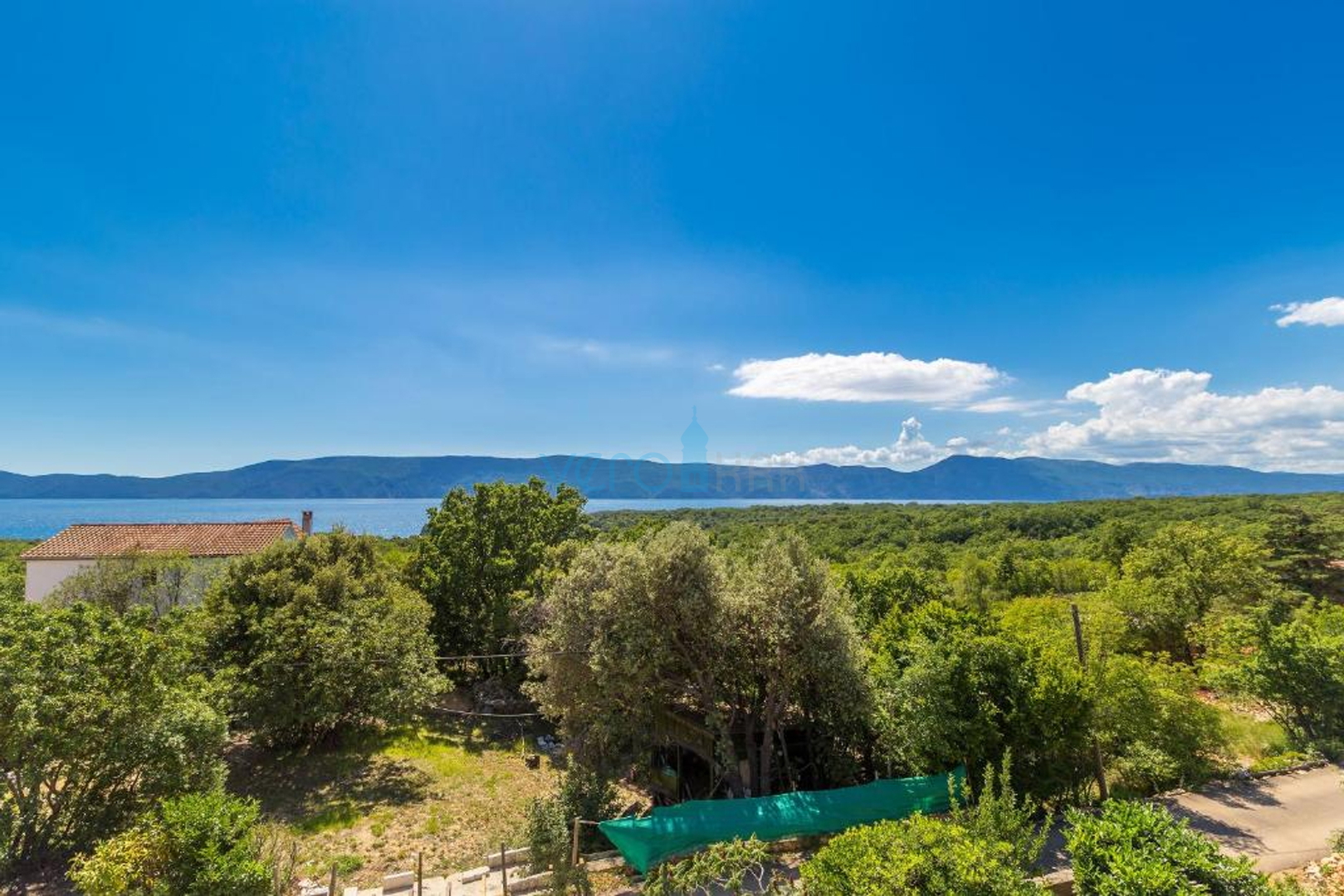 Krk, okolica grada Krka, samostojeća kuća sa tri stana, prodaja