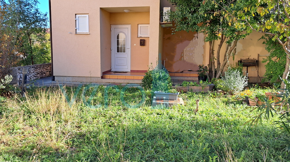 Insel Krk, Klimno, GELEGENHEIT! Haus in einer Reihe mit schönem Garten und Panoramablick auf das Meer