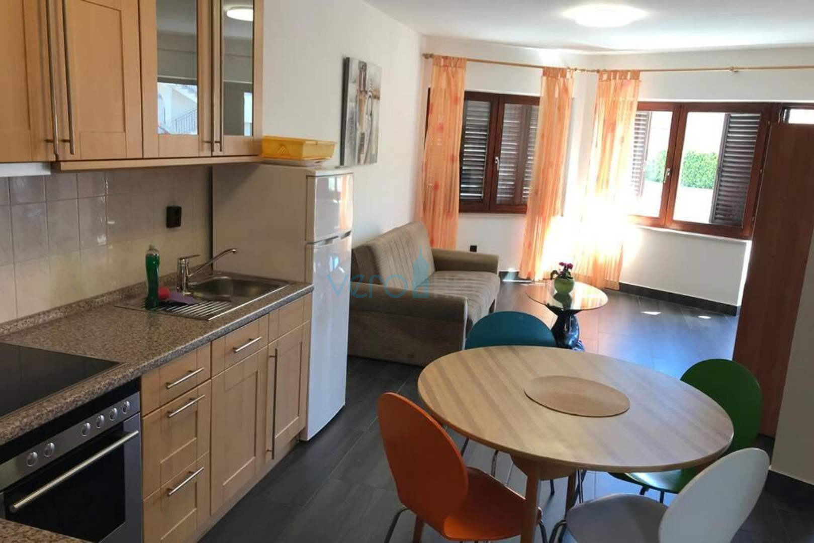 Grad Krk, Otok Krk, okolica, dva stana 71 m2 u prizemlju obiteljske kuće, prodaja