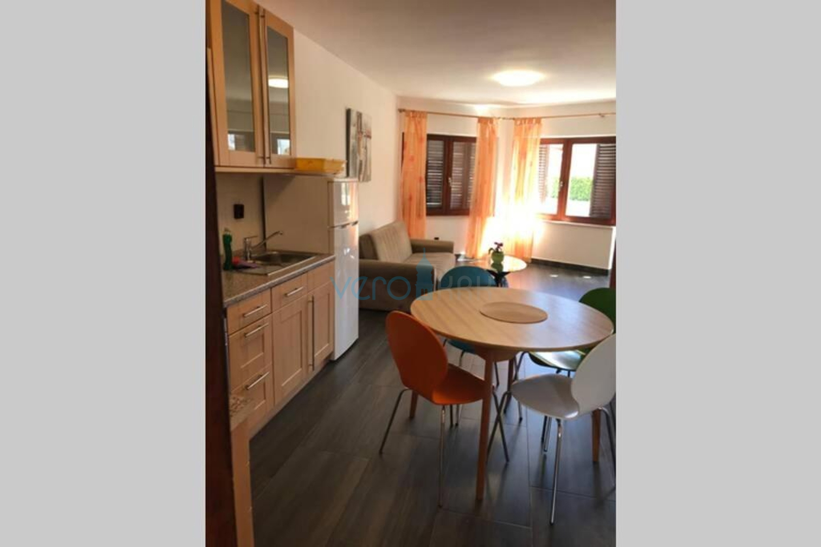 Grad Krk, Otok Krk, okolica, dva stana 71 m2 u prizemlju obiteljske kuće, prodaja