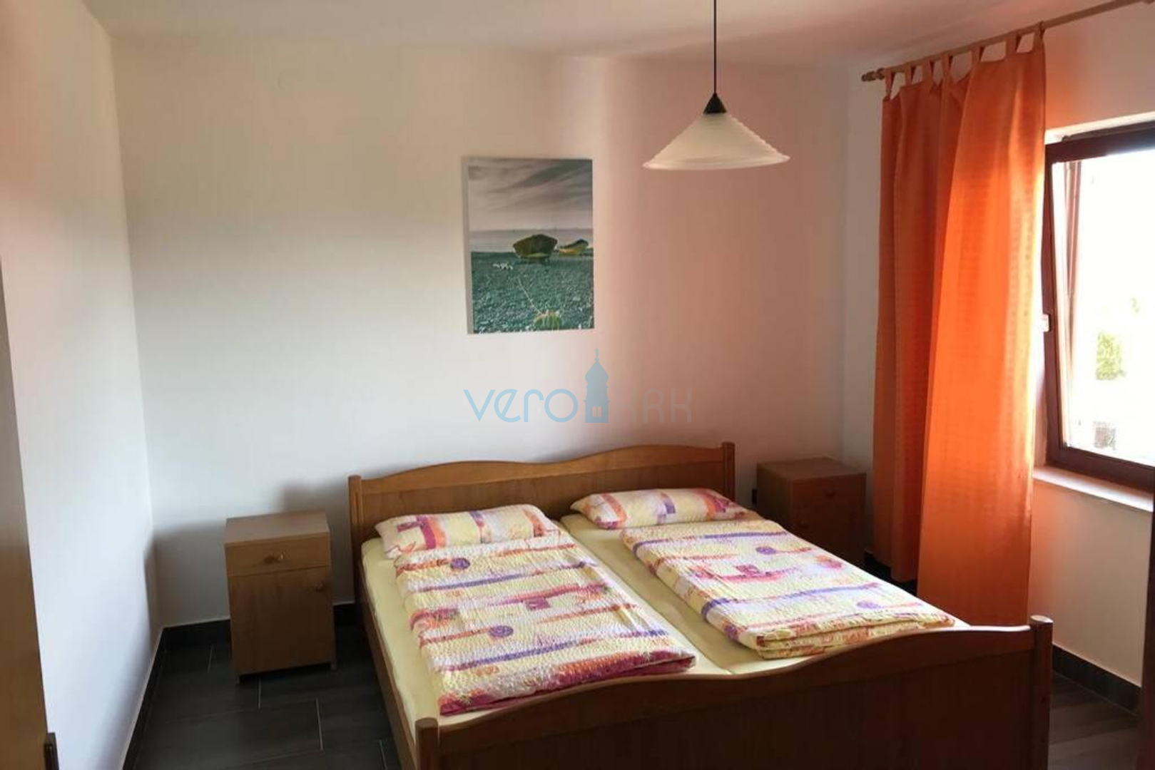 Grad Krk, Otok Krk, okolica, dva stana 71 m2 u prizemlju obiteljske kuće, prodaja