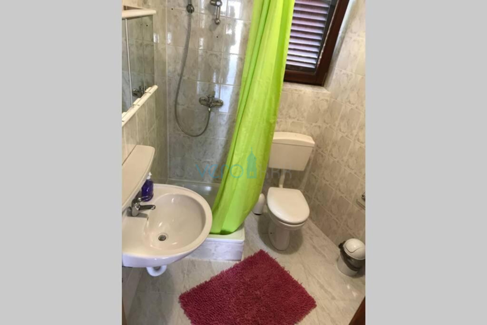 Grad Krk, Otok Krk, okolica, dva stana 71 m2 u prizemlju obiteljske kuće, prodaja