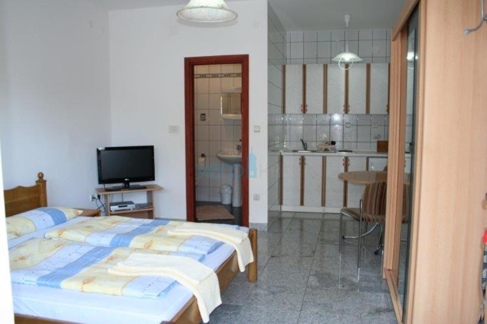 Grad Krk, Otok Krk, okolica, dva stana 71 m2 u prizemlju obiteljske kuće, prodaja