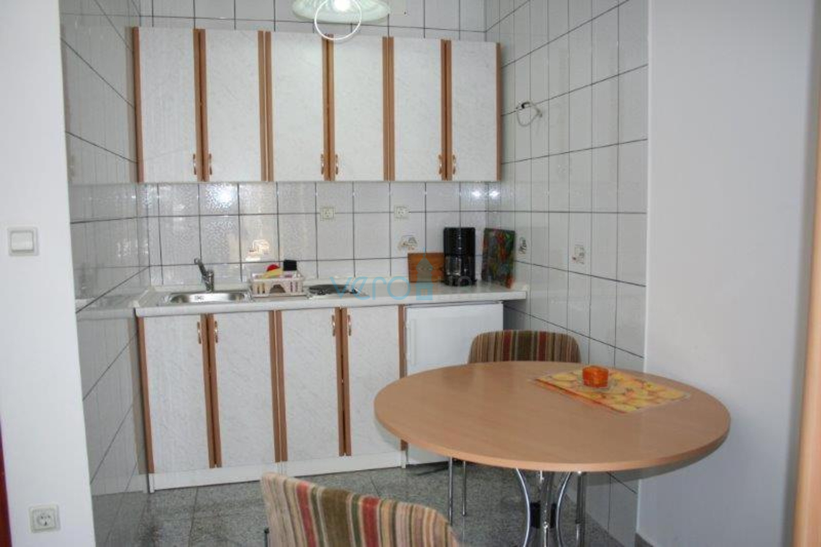 Grad Krk, Otok Krk, okolica, dva stana 71 m2 u prizemlju obiteljske kuće, prodaja