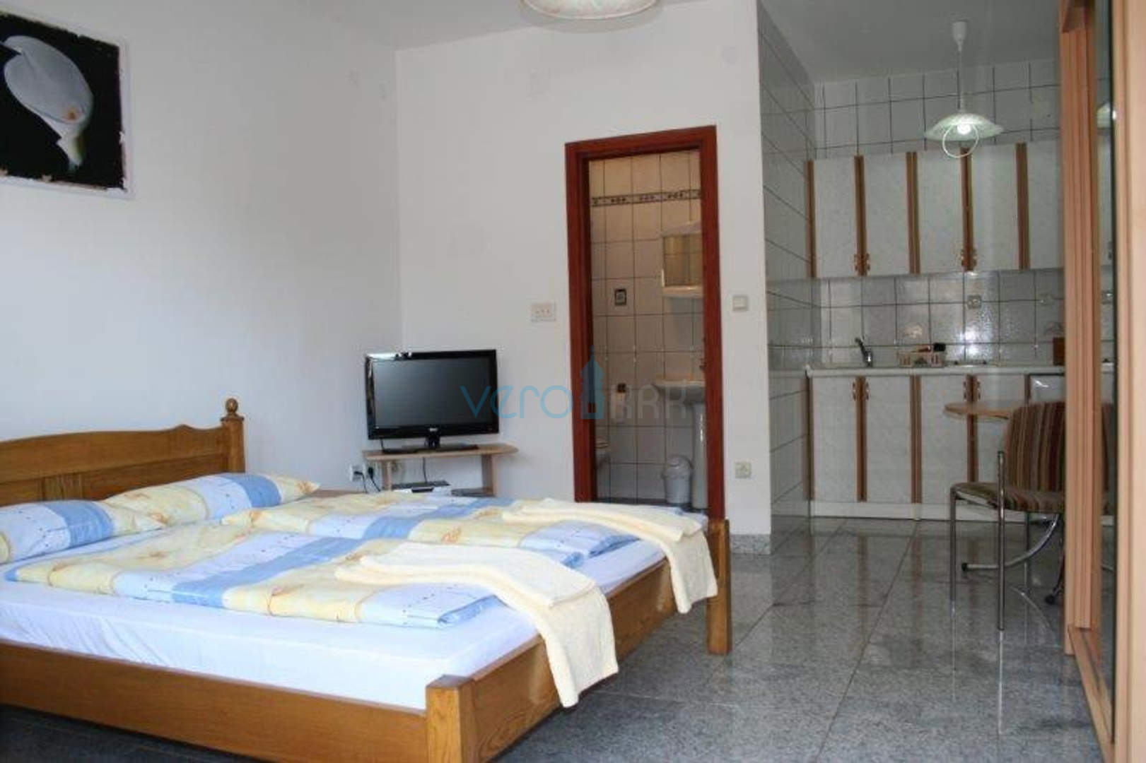 Grad Krk, Otok Krk, okolica, dva stana 71 m2 u prizemlju obiteljske kuće, prodaja