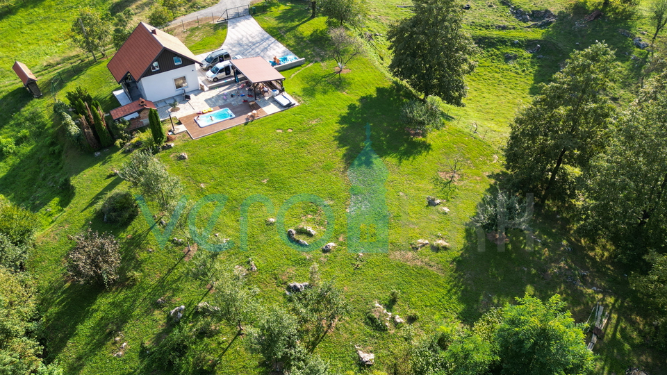 Karlovac, Tounj, neu renoviertes Haus mit einem Garten von 5900 m2 und einem Swimmingpool, zu verkaufen