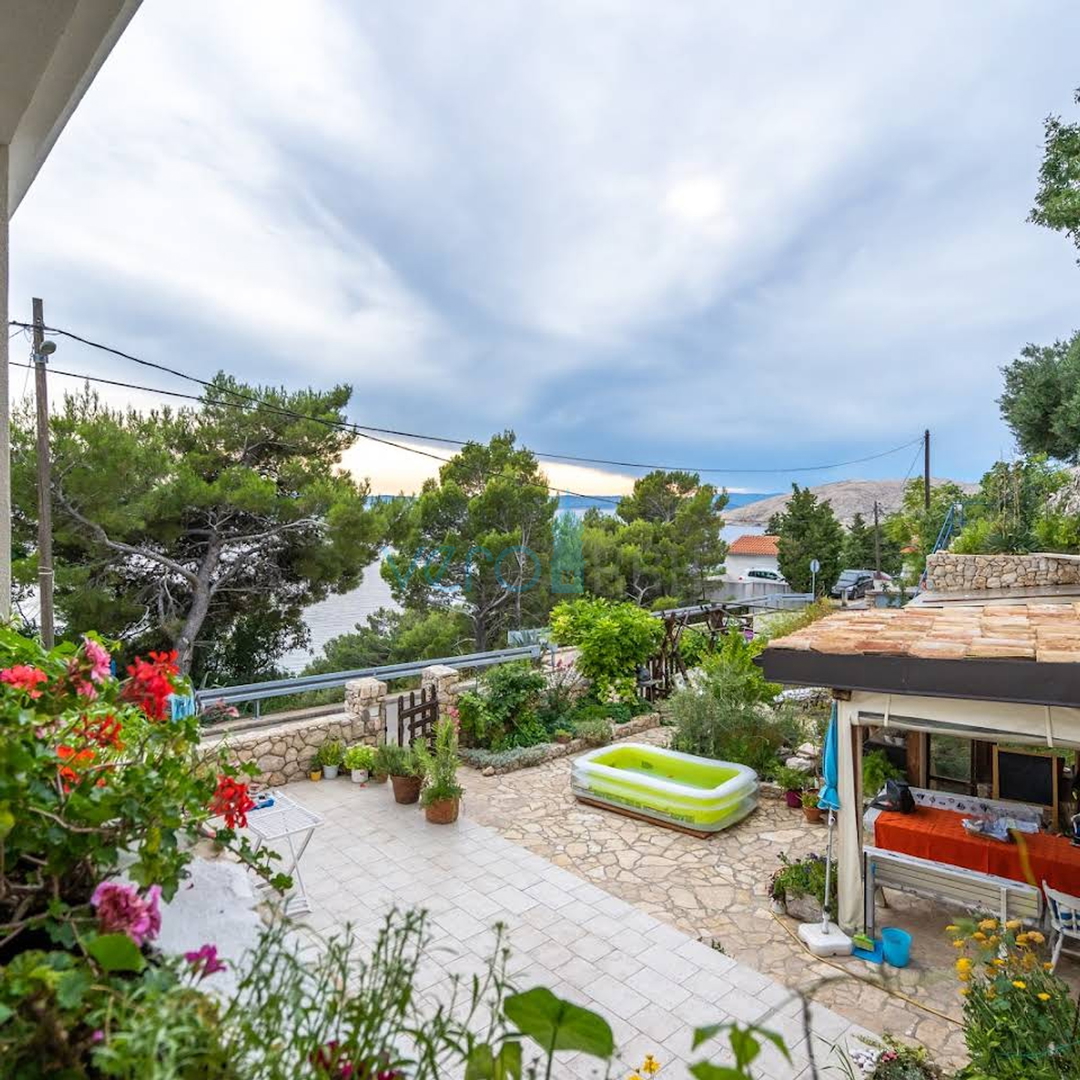 Otok Krk, Stara Baška, samostojeća kuća, 4 apartmana,  otvoreni pogled na more, prodaja