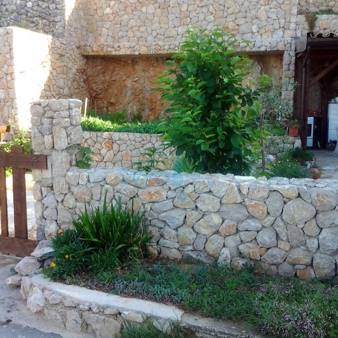 Otok Krk, Stara Baška, samostojeća kuća, 4 apartmana,  otvoreni pogled na more, prodaja