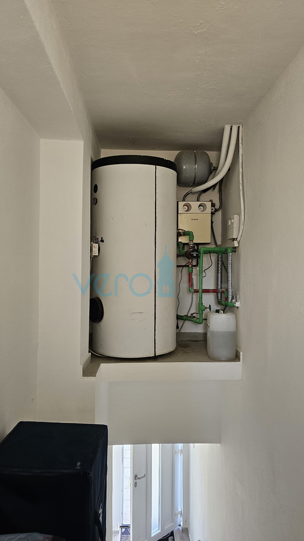 Otok Krk, Stara Baška, samostojeća kuća, 4 apartmana,  otvoreni pogled na more, prodaja