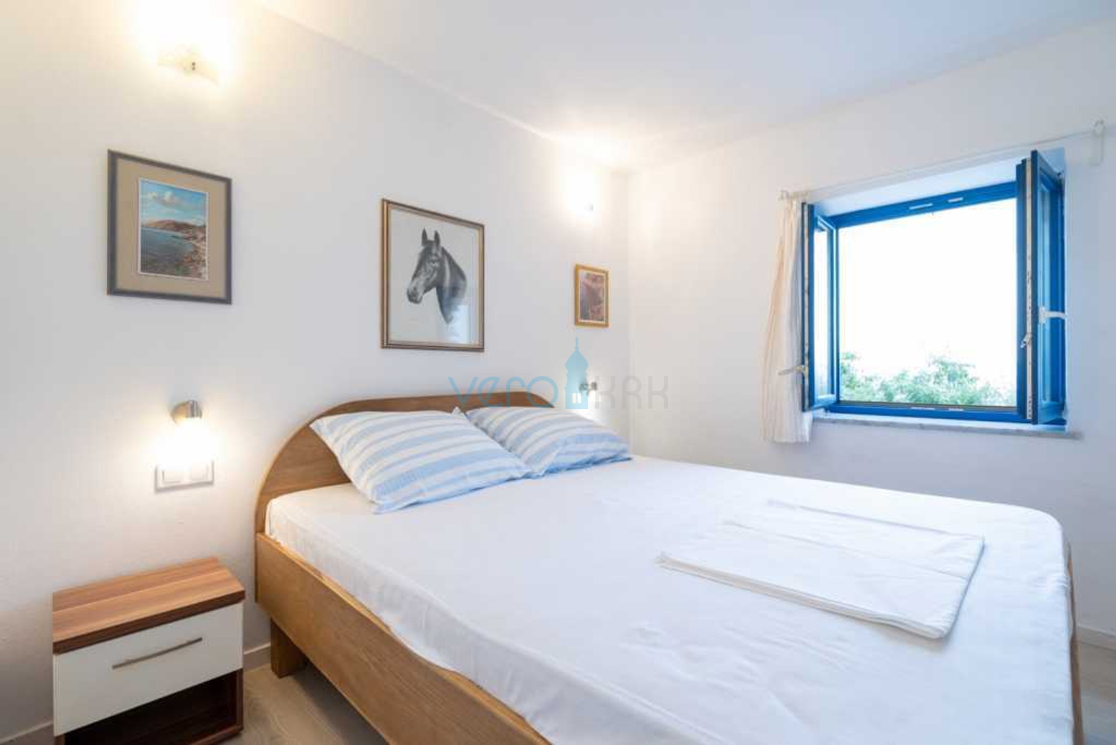 Otok Krk, Stara Baška, samostojeća kuća, 4 apartmana,  otvoreni pogled na more, prodaja