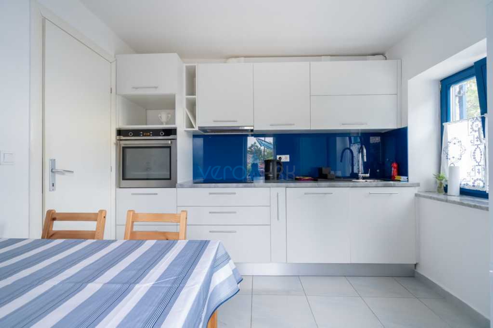 Otok Krk, Stara Baška, samostojeća kuća, 4 apartmana,  otvoreni pogled na more, prodaja